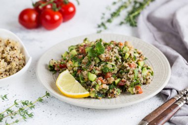Quinoa salata taze domates, salatalık ve salata yaprakları.