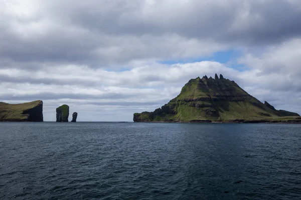 Vista dramática surpreendente de Drangarnir, Ilhas Faroé, Dinamarca — Fotografia de Stock