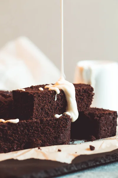 집에서 만든 다크 초콜릿 푸지 브라우니 케익. 초콜릿 브라우니 W — 스톡 사진