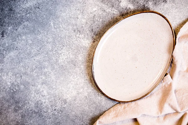 Fondo culinario con plato vacío y servilleta sobre pizarra gris , — Foto de Stock