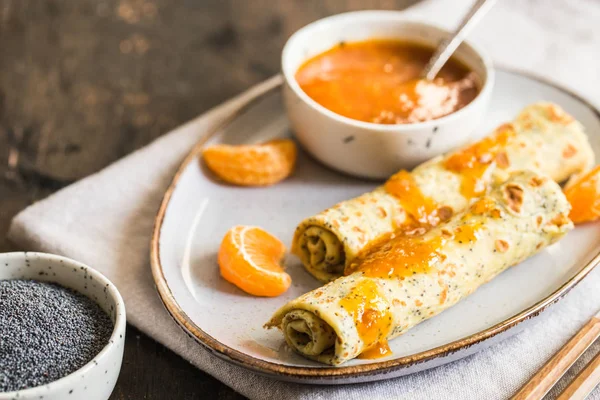 Crepes de sementes de papoila (blinis). panquecas com sementes de papoila e tanger — Fotografia de Stock