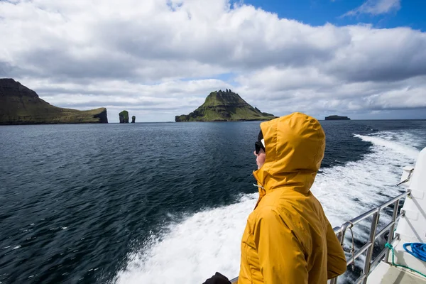 Mujer joven mirando a la distancia a la isla y el mar. mujer i — Foto de Stock