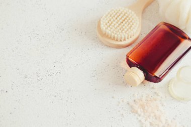 Güzellik merkezi konsepti. Anti-selülit masajı. Beyaz taş zemin üzerinde banyo aksesuarları, üst görünüm, kopyalama alanı /