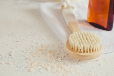 Güzellik merkezi konsepti. Anti-selülit masajı. Beyaz taş zemin üzerinde banyo aksesuarları, üst görünüm, kopyalama alanı /