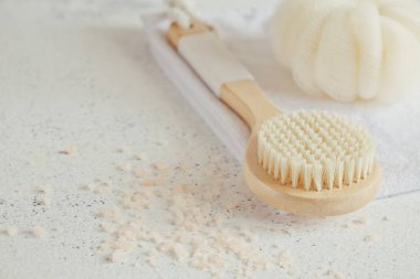 Güzellik merkezi konsepti. Anti-selülit masajı. Beyaz taş zemin üzerinde banyo aksesuarları, üst görünüm, kopyalama alanı /