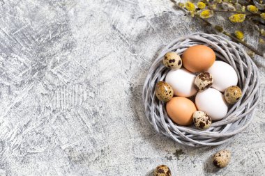 Çelenk içinde doğal taze yumurta. metin için yeri olan bahar ya da paskalya arkaplanı.