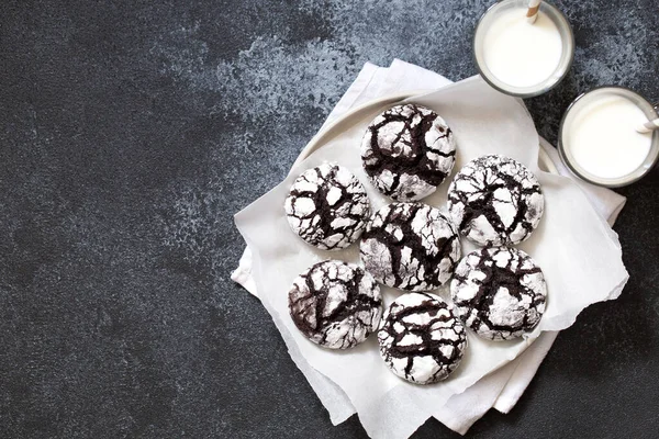チョコレートクッキー 自家製チョコレートクッキーミルク入り粉砂糖 — ストック写真