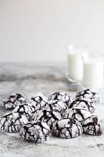 Chokladkakor Hemlagad Choklad Crinkles Cookies Pulveriserat Socker Med Mjölk — Stockfoto