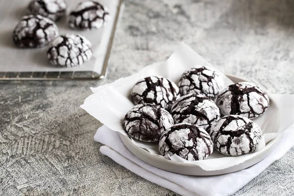 チョコレートクッキー 自家製チョコレートクッキー粉砂糖 — ストック写真
