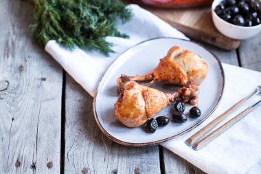 Şarap, zeytin ve domatesle pişirilmiş tavuk Cacciatore, geleneksel İtalyan yemeği.