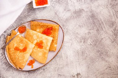 Kırmızı havyarlı geleneksel Rus gözlemeleri. Havyarlı ve ekşi kremalı kızarmış krep.