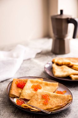 Kırmızı havyarlı geleneksel Rus gözlemeleri. Havyarlı ve ekşi kremalı kızarmış krep.