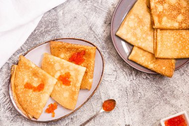 Kırmızı havyarlı geleneksel Rus gözlemeleri. Havyarlı ve ekşi kremalı kızarmış krep.