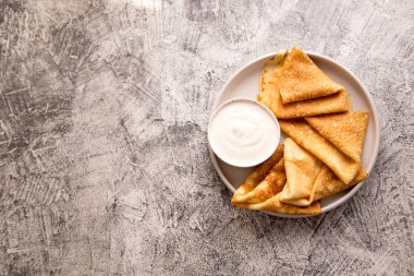 Geleneksel Rus krepleri. Ekşi kremalı kızarmış krep.