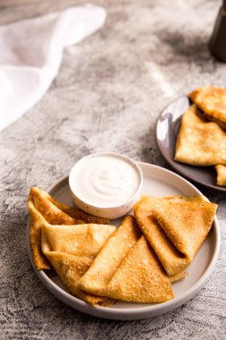 Geleneksel Rus krepleri. Ekşi kremalı kızarmış krep.