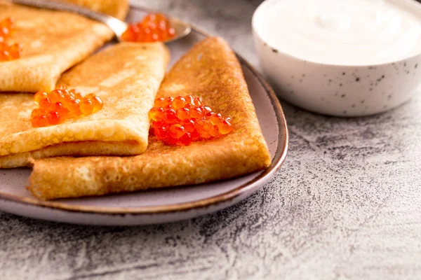 Traditionella Ryska Pannkakor Med Röd Kaviar Stekta Krämer Med Kaviar — Stockfoto