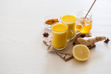 Koronavirüs tedavisi için zerdeçal çayı iç. Baharatlı sağlıklı Haldi.