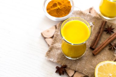 Sütlü ve ballı zerdeçal çayı güzellik ve sağlık için. Baharatlı sağlıklı Haldi.