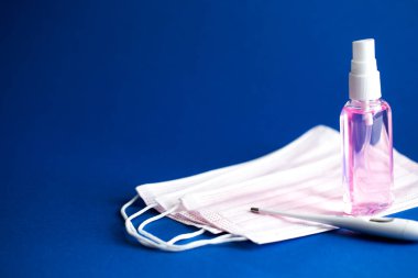 Coronavirus COVID-19 önleme tıbbi cerrahi maskeler ve el hijyen koronası virüs koruması için el temizleyici jel.