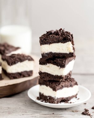 Çikolata kırıntılı Royal Cheesecake. Ev yapımı süzme peynir ve çikolata hamuru.
