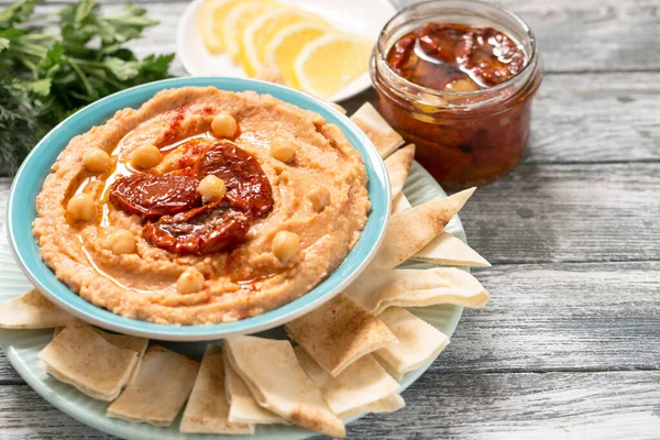 Tazón Hummus Casero Cremoso Con Tomates Secados Sol Aceite Oliva — Foto de Stock