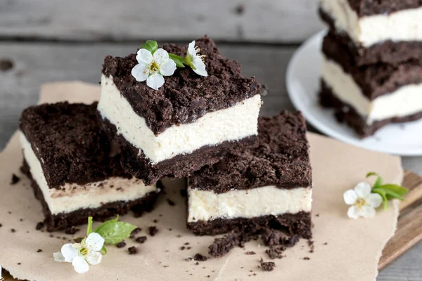 Kunglig Ostkaka Med Chokladsmulor Hemlagad Keso Dessert Med Chokladdeg — Stockfoto