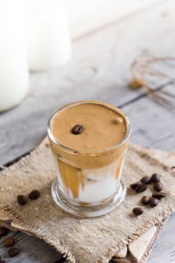 Kahve trend - dalgona kahve, çırpılmış hazır kahve. Kremalı kahve, buzlu kahve.