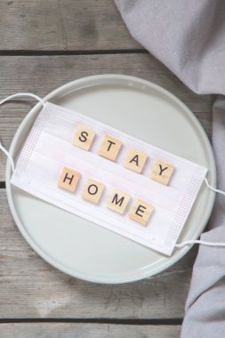 Covid-19 Coronavirus pandemiği sırasında kendini izole etme kavramını kendine sakla. Restorana gitme, evde kal..