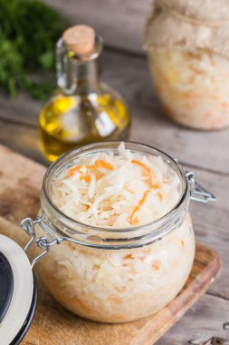 Lahana turşusu mayalanmış salata. Kavanozda malzemelerle ev yapımı taze lahana turşusu (Alman lahana turşusu)