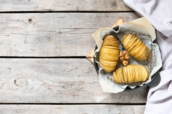 Patatas Hasselback Patatas Horno Sartén Sobre Mesa Madera — Foto de Stock