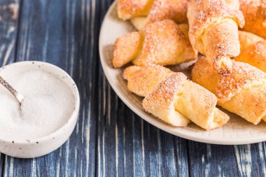 Mavi ahşap arka planda ev yapımı süzme peynirli mini kruvasan. Kruvasanla kahvaltı.