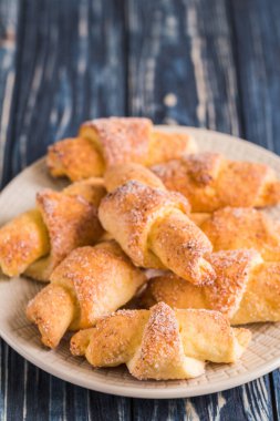 Mavi ahşap arka planda ev yapımı süzme peynirli mini kruvasan. Kruvasanla kahvaltı.