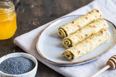 Haşhaş tohumlu krep (blinis). Haşhaş tohumu ve bal ile krep