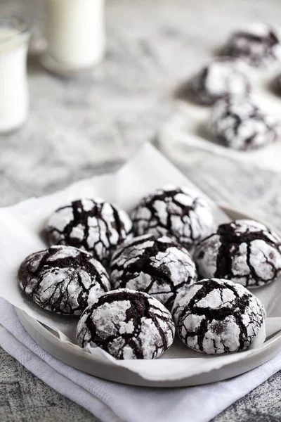 Chokladkakor Hemlagad Choklad Crinkles Cookies Pulveriserat Socker Med Mjölk — Stockfoto
