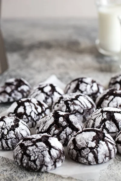 チョコレートクッキー 自家製チョコレートクッキーミルク入り粉砂糖 — ストック写真