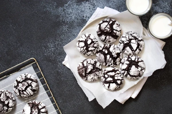 Csokis Süti Házi Készítésű Csokoládé Ráncos Cookie Porcukor Tejjel — Stock Fotó