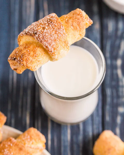 Queijo Cottage Caseiro Mini Croissants Fundo Madeira Azul Pequeno Almoço — Fotografia de Stock