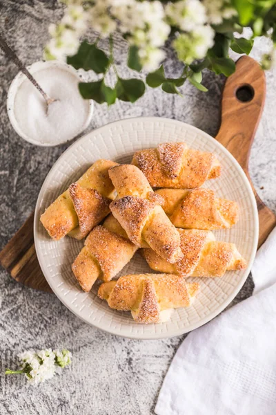 Queijo Cottage Caseiro Mini Croissants Fundo Concreto Cinza Pequeno Almoço — Fotografia de Stock