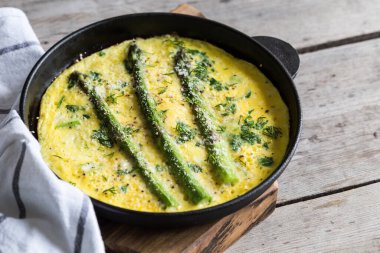 Çırpılmış yumurtalı kuşkonmaz. Kızartma tavasında kuşkonmaz ile omlet..