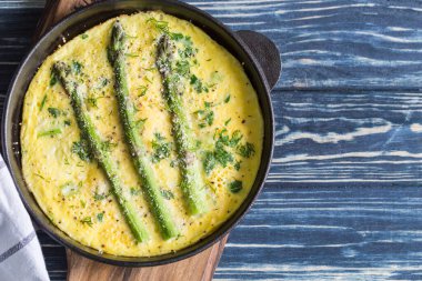 Çırpılmış yumurtalı kuşkonmaz. Kızartma tavasında kuşkonmaz ile omlet..