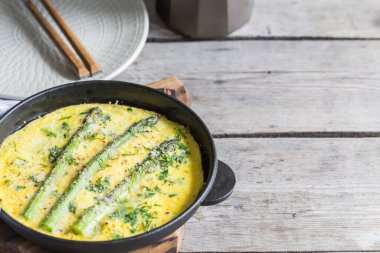 Çırpılmış yumurtalı kuşkonmaz. Kızartma tavasında kuşkonmaz ile omlet..