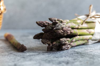 yeşil kuşkonmaz. Gri beton arka planda bir sürü yeşil kuşkonmaz