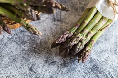 yeşil kuşkonmaz. Gri beton arka planda bir sürü yeşil kuşkonmaz