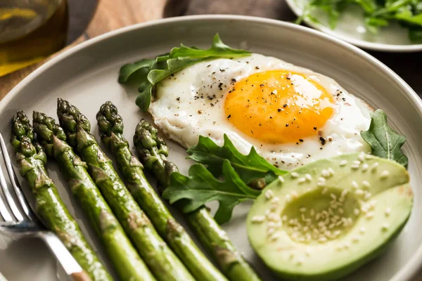 Gezond Zelfgemaakt Ontbijt Met Asperges Gebakken Avocado Arugula Quarantaine Gezond — Stockfoto