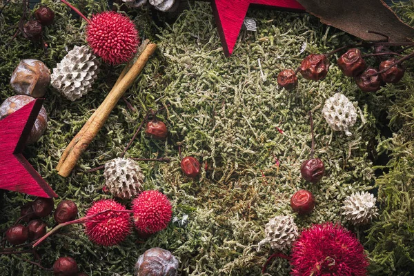 Decoración navideña en natural con musgo con respaldo de espacio de copia —  Fotos de Stock