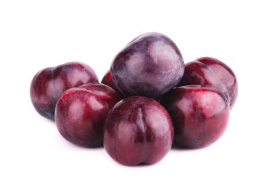Beyaz arkaplanda kırmızı erik meyvesi izole