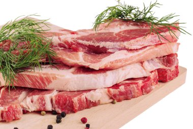 Çiğ domuz eti gemide dilimlenmiş