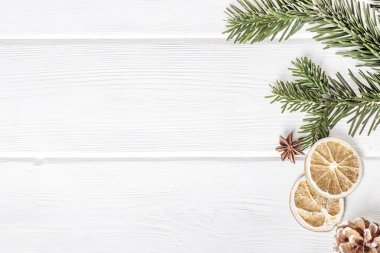 Noel Beyaz ahşap arka plan çam dalları en iyi manzaralı. Kopya alanı.