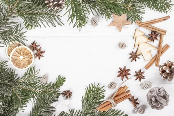 Jul vit trä bakgrund med fir grenar ovanifrån. SP — Stockfoto