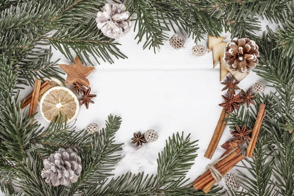 Juldekoration av fir tree och barrträd kon på trä bakgr — Stockfoto